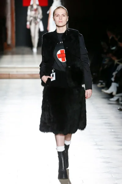 Look 18